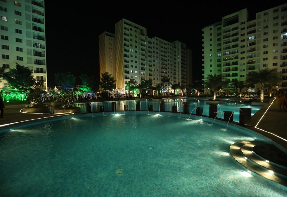 06-pool-view-night-shot